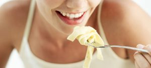 Mujer comiendo pasta