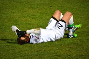 Tratamiento de la Rotura de Fibras en el Fútbol, Tratamiento del tirón muscular en el Fútbol, Tratamiento de la Rotura muscular en el Fútbol, Tratamiento de la microrrotura de Fibras en el Fútbol, qué es una rotura de fibras en el fútbol, qué es una rotura muscular en el futbolista, qué es una microrrotura muscular en el fútbol, qué es un tirón muscular en el fútbol, ¿Qué es una Rotura de fibras en el fútbol?, ¿A qué músculos del futbolista afecta la rotura de fibras?, ¿Cuál es la causa del Tirón Muscular en el Futbolista?, Tipos de Rotura de Fibras en el Futbolista, síntomas de una rotura de fibras en el futbolista, ¿Qué síntomas produce un Tirón Muscular en el Futbolista?, ¿Cómo se diagnostica un Tirón Muscular en un Futbolista?, Tratamiento de la Rotura de fibras en el futbolista, cómo se trata una rotura de fibras en el futbolista, Factores de Riesgo para la Rotura de Fibras en el Futbolista, Cómo se previene el Tirón Muscular en el Futbolista,